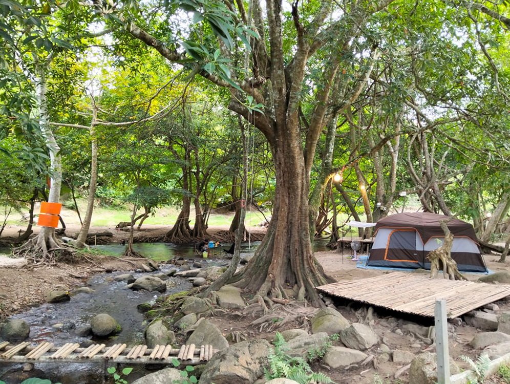 บรรยากาศ ไร่กุลิสรา กางเต็นท์ เล่นน้ำ