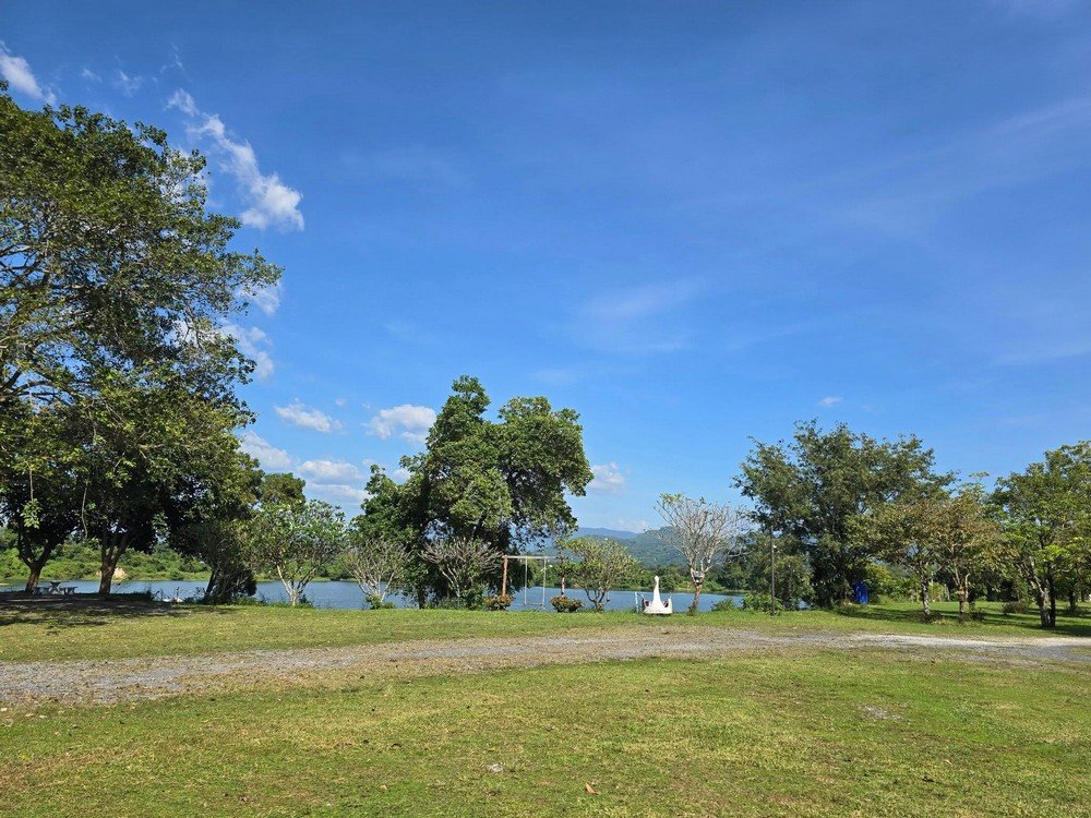 บรรยากาศ บ้านไม้ริมบึง กางเต็นท์นครนายก